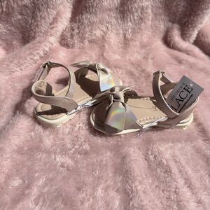 NWT Toddler Girl Iridescent Bow Sandals – Size 5 (Children’s Place)